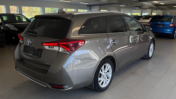 Toyota Auris 8 of 30