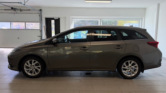 Toyota Auris 5 of 30