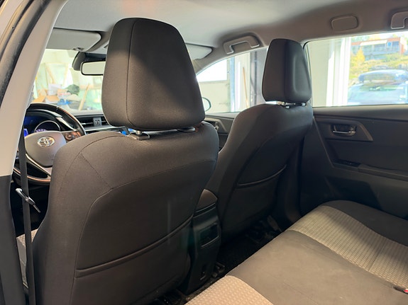 Toyota Auris 14 of 30