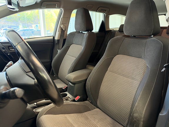 Toyota Auris 12 of 30