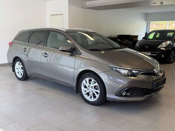 Toyota Auris 2 of 30