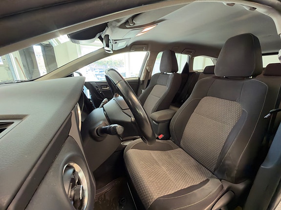 Toyota Auris 13 of 30