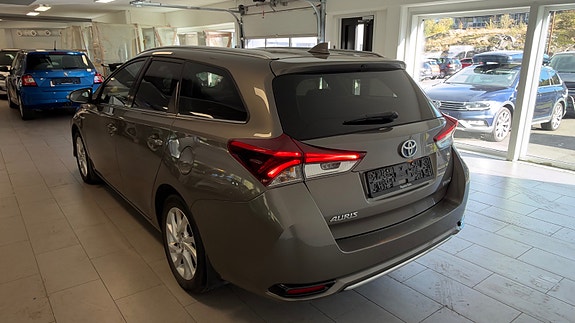 Toyota Auris 6 of 30