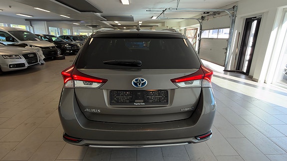 Toyota Auris 7 of 30