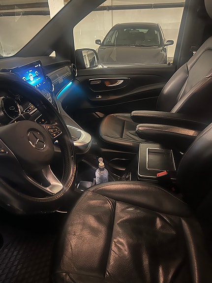 Mercedes-Benz EQV300 4 of 6