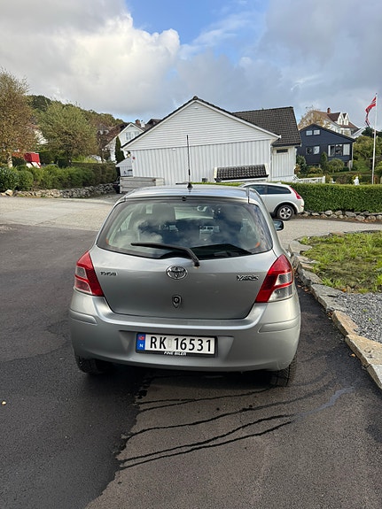 Toyota Yaris 3 of 9