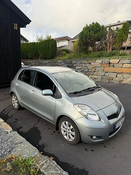 Toyota Yaris 2 of 9