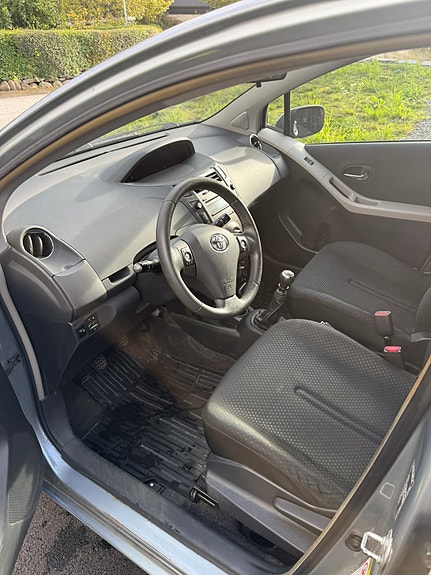 Toyota Yaris 9 of 9