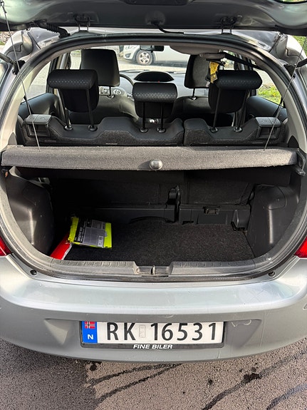 Toyota Yaris 5 of 9