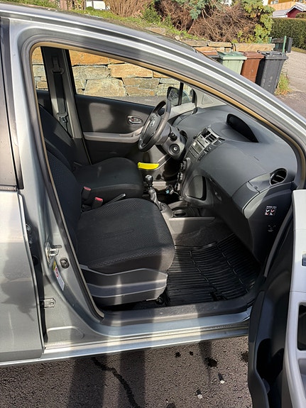 Toyota Yaris 7 of 9