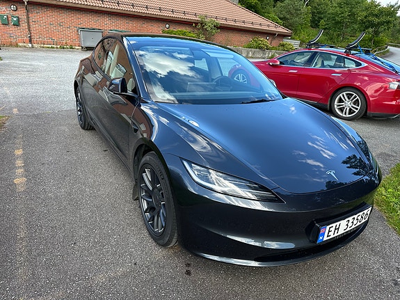 Tesla Model 3 4 of 8