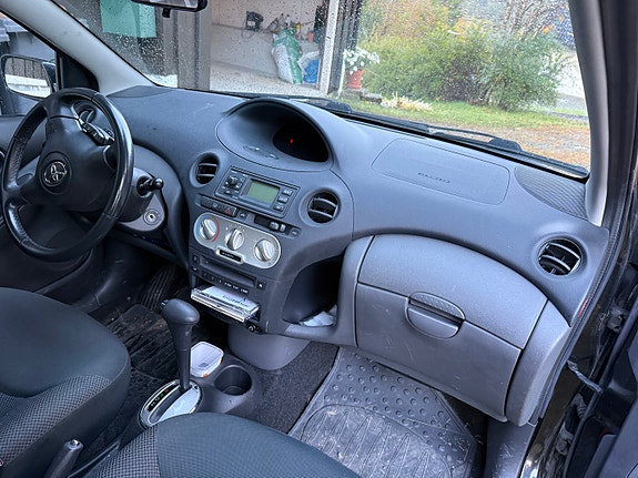 Toyota Yaris 6 of 9