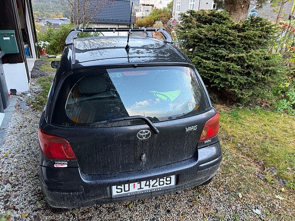 Toyota Yaris 2 of 9