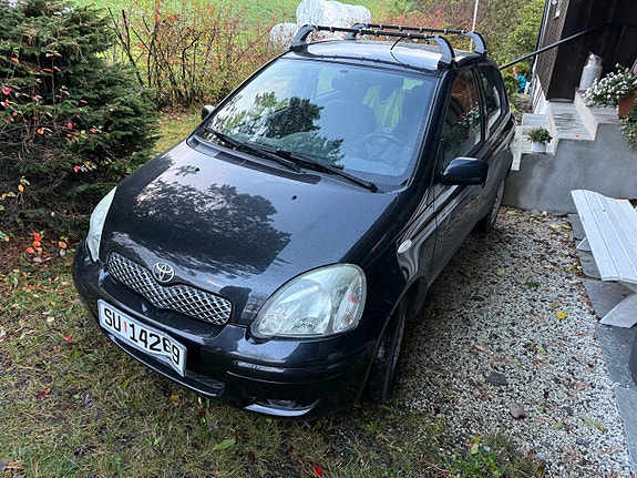 Toyota Yaris 4 of 9