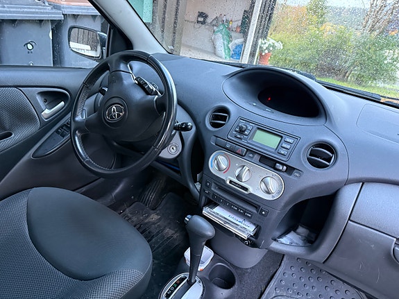 Toyota Yaris 9 of 9