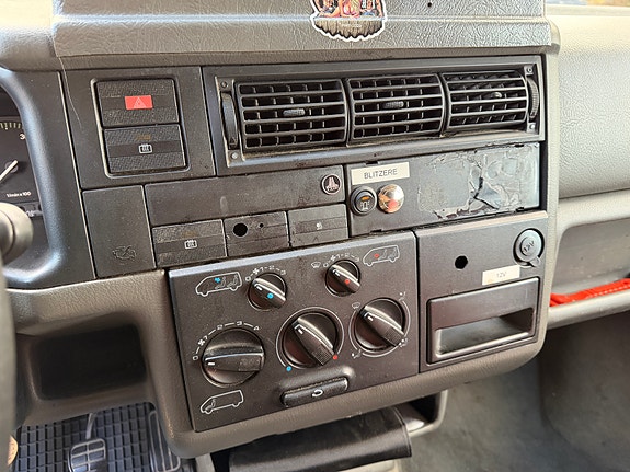 Volkswagen Caravelle 12 of 28