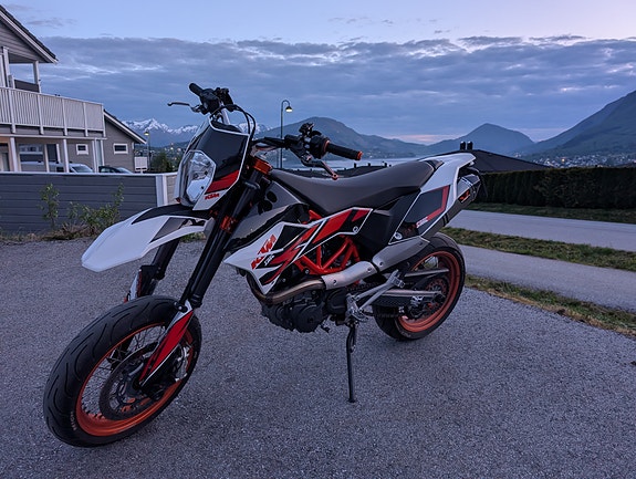 KTM 690 SMC R 3 of 11