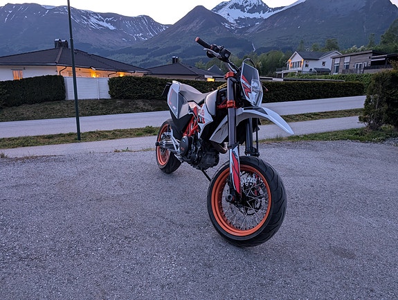 KTM 690 SMC R 2 of 11