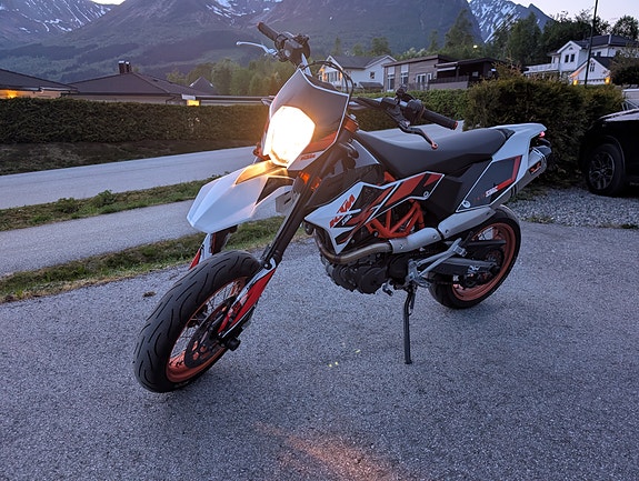 KTM 690 SMC R 10 of 11