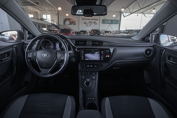 Toyota Auris 12 of 28