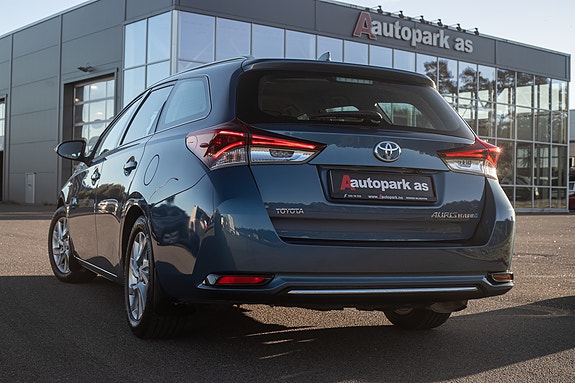 Toyota Auris 5 of 28