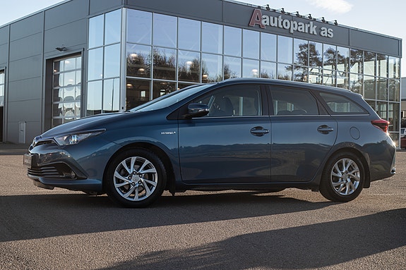 Toyota Auris 3 of 28