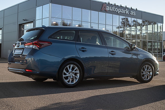 Toyota Auris 6 of 28