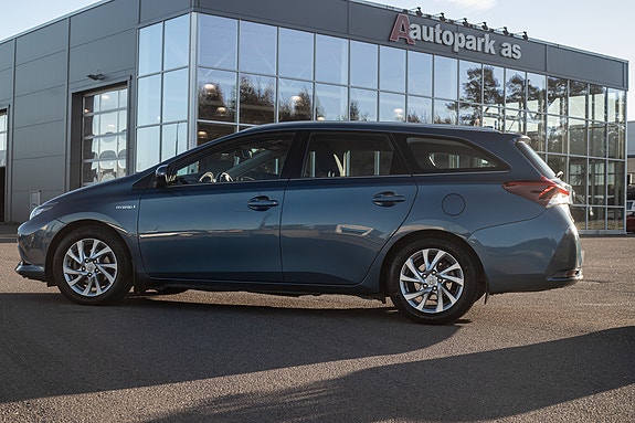 Toyota Auris 4 of 28