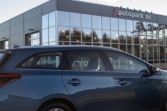Toyota Auris 7 of 28