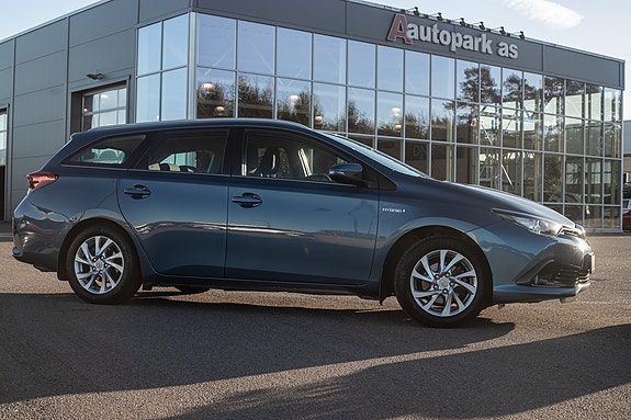 Toyota Auris 2 of 28
