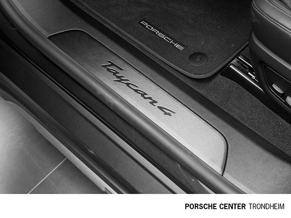 Porsche Taycan 4 25 of 30