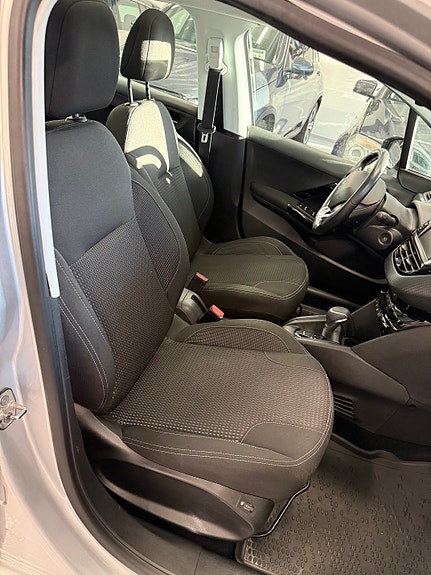 Peugeot 208 26 of 30