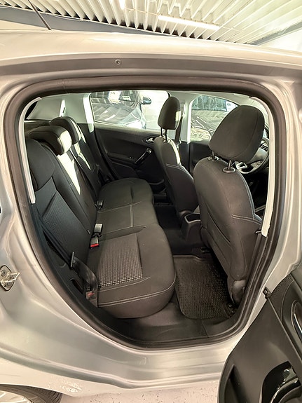 Peugeot 208 28 of 30