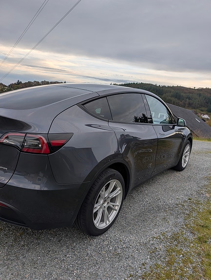 Tesla Model Y 3 of 8