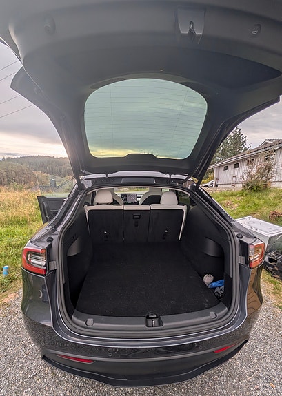 Tesla Model Y 5 of 8