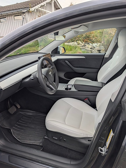 Tesla Model Y 7 of 8
