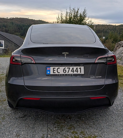 Tesla Model Y 4 of 8