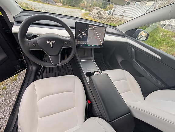 Tesla Model Y 6 of 8