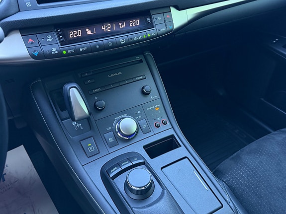Lexus CT200h 22 of 24