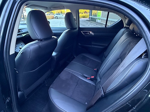 Lexus CT200h 8 of 24