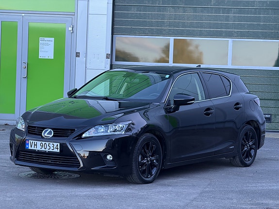Lexus CT200h 2 of 24