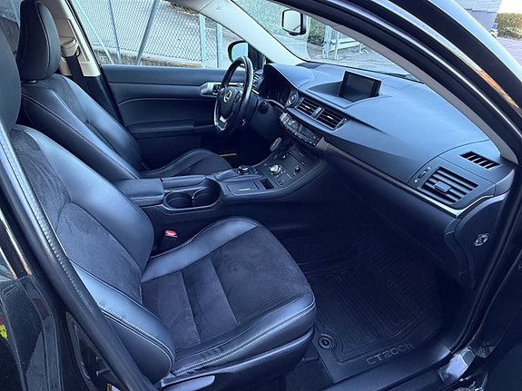 Lexus CT200h 11 of 24