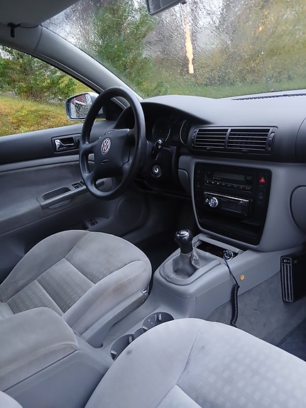 Volkswagen Passat 3 of 16