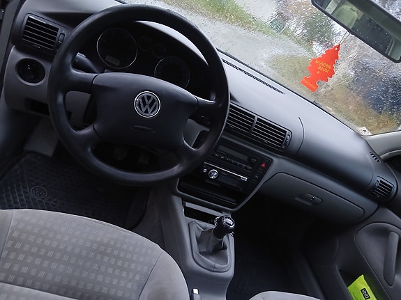 Volkswagen Passat 13 of 16