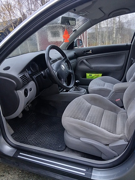 Volkswagen Passat 12 of 16