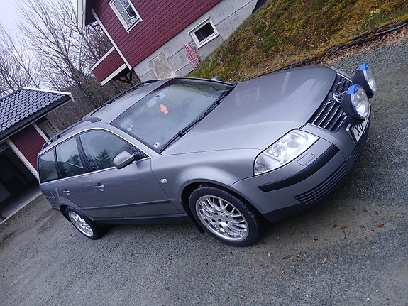 Volkswagen Passat 2 of 16