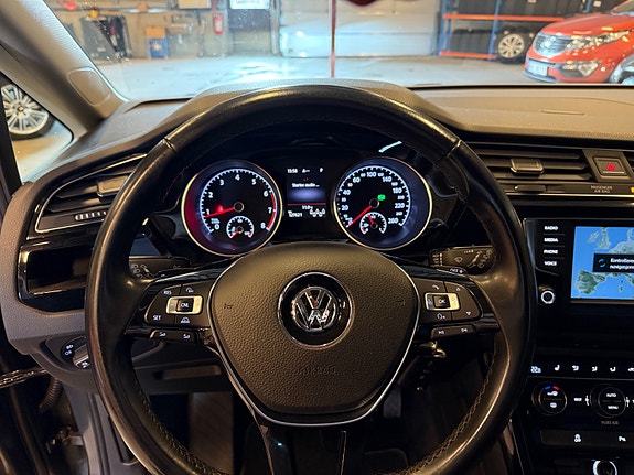 Volkswagen Touran 8 of 25