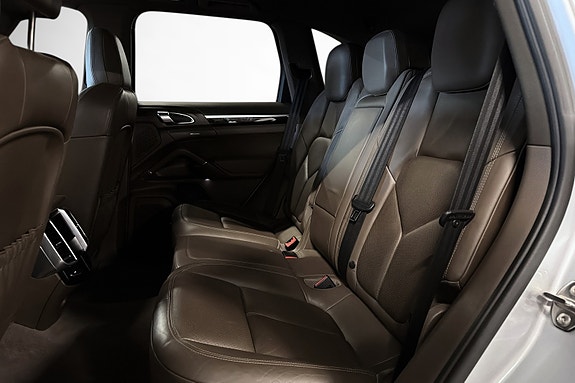 Porsche Cayenne 12 of 30
