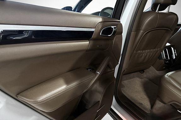 Porsche Cayenne 27 of 30