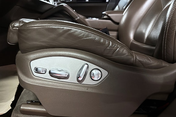 Porsche Cayenne 16 of 30